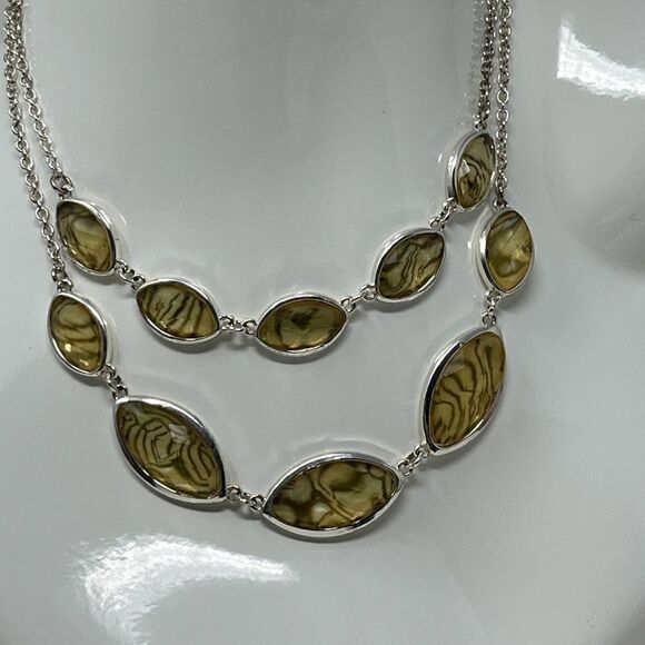 Vintage Gloria Vanderbilt necklace and earring set. - Picture 10 of 10